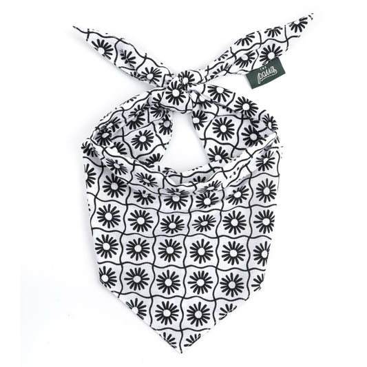 Bandana pour chien damier blanc & noir à fleurs - The Paws